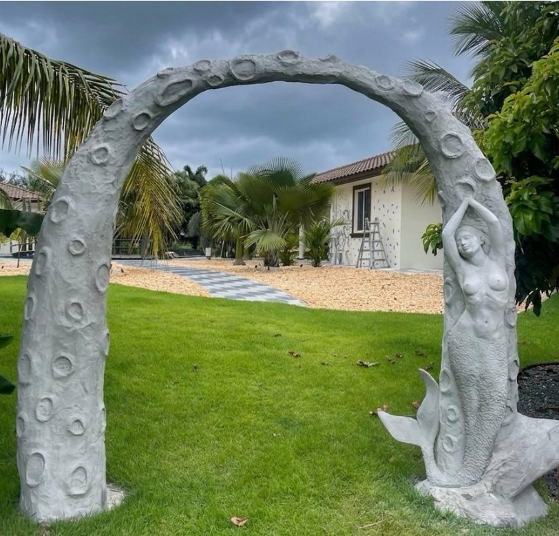 Arco escultórico con sirena